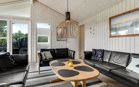 Juris - 950M from the Sea: Madera, Diseño De Interiores, Piso, Techo, Encendiendo, Suelo, Lámpara, Suelos De Madera, Sala, Mueble