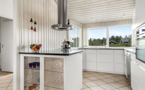 Juris - 950M from the Sea: Cocina, Diseño De Interiores, Piso, Mostrador, Madera, Aparato De Cocina, Suelo, Techo, Gabinetes, Electrodoméstico