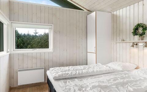 Juris - 950M from the Sea: Madera, Techo, Suelo, Habitación, Tablón, Madera Dura, Lecho, Manchas De Madera, La Luz Del Día, Cama