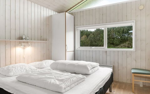 Juris - 950M from the Sea: Habitación, Cama, Madera, Lecho, Sábana, Techo, Diseño De Interiores, Suelo, Marco De La Cama, Casa