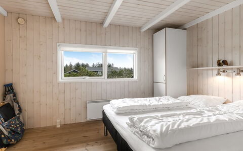 Juris - 950M from the Sea: Madera, Habitación, Tablón, Madera Dura, Lecho, Cama, Manchas De Madera, Congelación, Marco De La Cama, Sábana