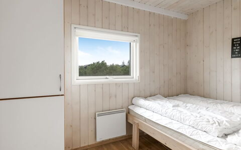 Juris - 950M from the Sea: Madera, Suelo, Habitación, Tablón, Madera Dura, Manchas De Madera, Lecho, Cama, Sábana, Suelos De Madera