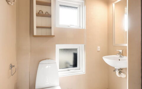 Juris - 950M from the Sea: Baño, Asiento Del Baño, Pared, Baño, Arreglo De Tubería, Piso, Diseño De Interiores, Suelo, Habitación, Plomería