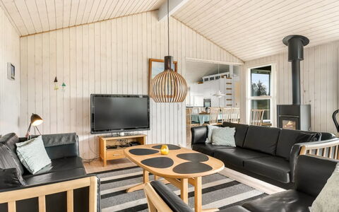 Juris - 950M from the Sea: Madera, Diseño De Interiores, Techo, Sala, Casa, Habitación, Sofá, Lámpara, Madera Dura