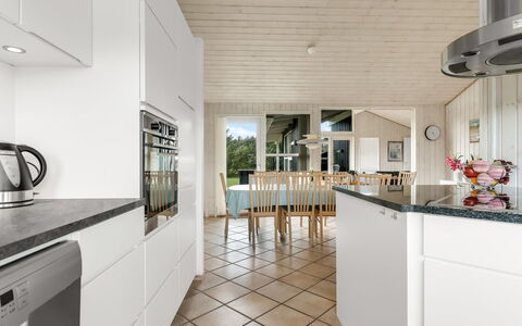 Juris - 950M from the Sea: Piso, Cocina, Suelo, Diseño De Interiores, Madera, Mostrador, Techo, Suelos De Madera, Gabinetes, Aparato De Cocina