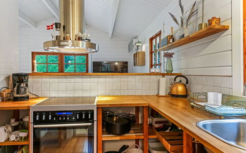 Barthi - 1.6Km from the Sea: Cocina, Madera, Diseño De Interiores, Piso, Mostrador, Aparato De Cocina, Techo, Mueble, Gabinetes, Suelo