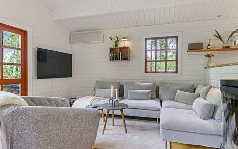 Barthi - 1.6Km from the Sea: Diseño De Interiores, Mueble, Piso, Sofá, Madera, Sala, Suelo, Arrojar La Almohada, Techo