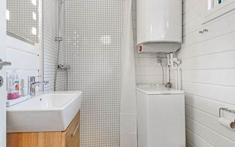 Barthi - 1.6Km from the Sea: Baño, Arreglo De Tubería, Pared, Piso, Diseño De Interiores, Suelo, Baño, Asiento Del Baño, Plomería, Lavabo