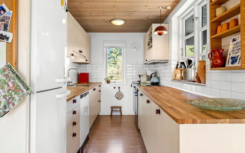 Eikka - 100M from the Sea: Cocina, Aparato De Cocina, Mostrador, Gabinetes, Diseño De Interiores, Madera, Piso, Electrodoméstico, Electrodoméstico, Mueble
