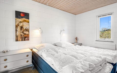 Eikka - 100M from the Sea: Madera, Habitación, Casa, Suelo, Techo, Lecho, Cama, Sábana, Marco De La Cama, Tablón
