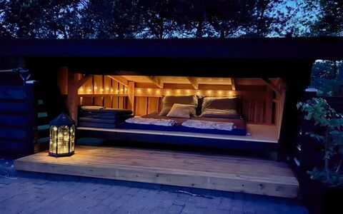 Aviaya - 350M from the Sea: Madera, Madera Dura, Manchas De Madera, Sombra, Tablón, Diseño, Cubierta, Estructura Al Aire Libre, Noche, Maderas