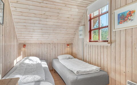 Niesina - 600M to the Fjord: Pared, Madera, Habitación, Suelo, Cama, Piso, Casa, Mueble, Madera Dura, Casa