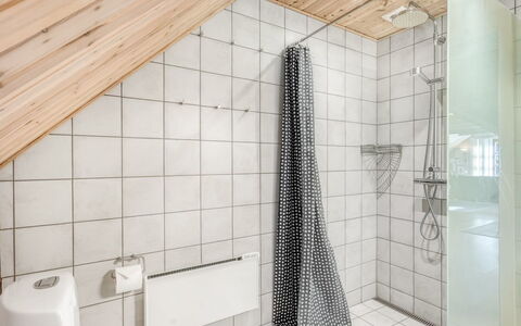 Niesina - 600M to the Fjord: Piso, Arreglo De Tubería, Suelo, Madera, Baño, Diseño De Interiores, Techo, Plomería, Grifo, Lavabo