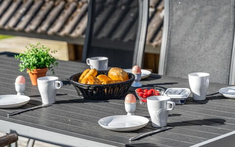Niesina - 600M to the Fjord: Mesa Al Aire Libre, Mueble Para Exteriores, Comida, Patio