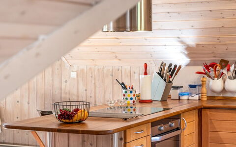 Niesina - 600M to the Fjord: Madera, Piso, Cocina, Diseño De Interiores, Suelo, Manchas De Madera, Mueble, Suelos De Madera, Aparato De Cocina, Madera Dura