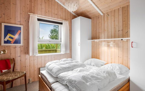 Maira - from the Sea: Madera, Habitación, Cama, Diseño De Interiores, Casa, Lecho, Casa, Sábana, Techo, Marco De La Cama