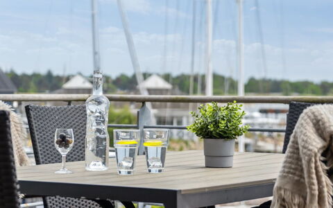 Skade - 10M from the Sea: Piscina, Mueble Para Exteriores, Mueble, Recurso, Losa, Eco Hotel, Sombra, Silla, Ocio, Inmuebles
