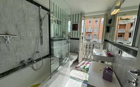Galleria Degli Artisti: Propiedad, Ventana, Arreglo De Tubería, Diseño De Interiores, Ducha, Suelo, Baño, Piso, Barra De La Ducha