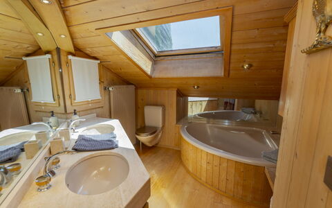 Chalet Rebhalde: Arreglo De Tubería, Madera, Diseño De Interiores, Bañera, Plomería, Suelo, Grifo, Baño, Lavabo, Manchas De Madera