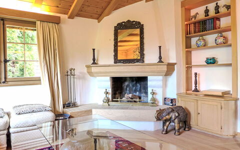 Chalet Rebhalde: Mueble, Propiedad, Ventana, Edificio, Madera, Gabinetes, Diseño De Interiores, Suelo, Pared, Estante