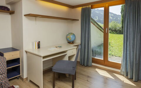 Chalet Rebhalde: Mueble, Diseño De Interiores, Madera, Habitación, Techo, Suelo, Silla, Escritorio, Manchas De Madera, Cajón