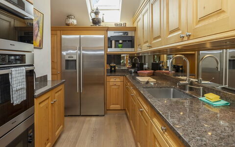 Chalet Rebhalde: Cocina, Mostrador, Aparato De Cocina, Mueble, Gabinetes, Electrodoméstico, Diseño De Interiores, Piso, Electrodoméstico, Madera