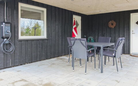 Golubinka - 2.5Km from the Sea: Mueble, Diseño De Interiores, Piso, Suelo, Techo, Habitación, Silla, Mesa, Departamento, Cocina Y Comedor Mesa