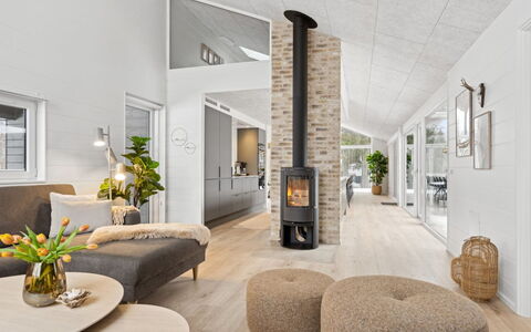 Lanessa - 800M from the Sea: Piso, Diseño De Interiores, Madera, Techo, Suelo, Mueble, Casa, Sala, Lámpara, Suelos De Madera