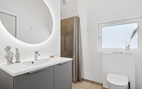 Lanessa - 800M from the Sea: Arreglo De Tubería, Pared, Piso, Suelo, Baño, Diseño De Interiores, Lavabo, Espejo, Grifo, Plomería