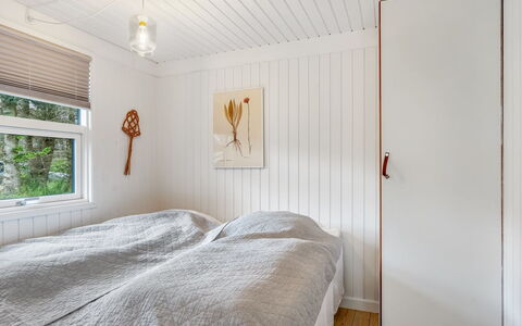 Mintha - 400M from the Sea: Madera, Piso, Habitación, Suelo, Techo, Diseño De Interiores, Cama, Sábana, Lecho, Habitación