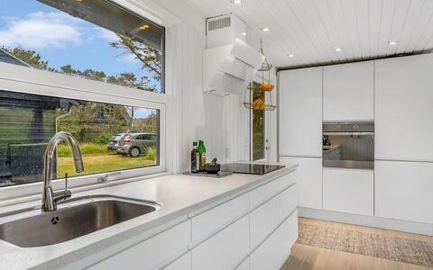 Mintha - 400M from the Sea: Cocina, Piso, Diseño De Interiores, Madera, Mostrador, Aparato De Cocina, Techo, Electrodoméstico, Suelo, Gabinetes