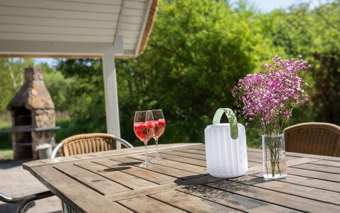 Ejvi - 4Km from the Sea: Drinkware, Botella, Maceta, Utensilios Para Servir, Mesa Al Aire Libre, Planta De Casa, Mueble Para Exteriores, Cortar Flores, Madera Dura