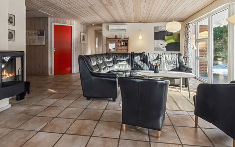 Alina - 1Km from the Sea: Mueble, Diseño De Interiores, Silla, Piso, Mesa, Recurso, Suelo, Techo, Habitación, Eco Hotel