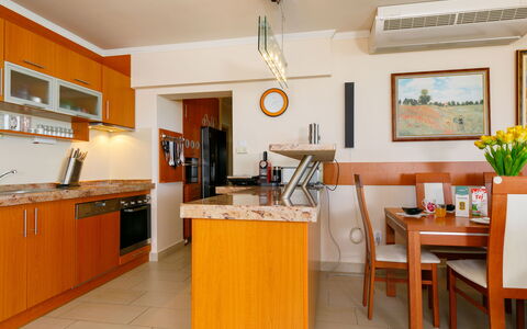 Miralago: Gabinetes, Mueble, Propiedad, Mesa, Mostrador, Madera, Naranja, Diseño De Interiores, Encendiendo, Marco