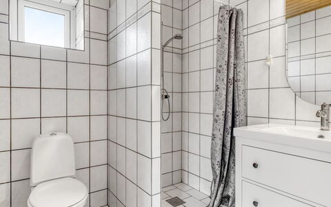 Gilbert - 500M from the Sea: Baño, Piso, Pared, Suelo, Arreglo De Tubería, Asiento Del Baño, Baño, Diseño De Interiores, Plomería, Loseta