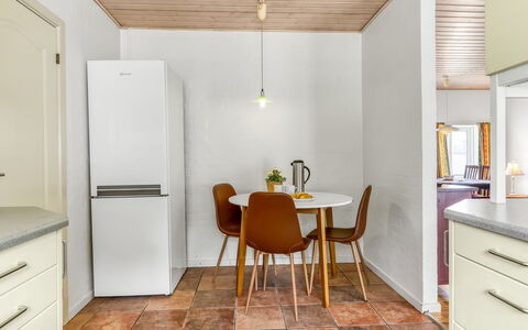 Gilbert - 500M from the Sea: Piso, Pared, Diseño De Interiores, Suelo, Madera, Electrodoméstico, Aparato De Cocina, Techo, Cocina, Mueble