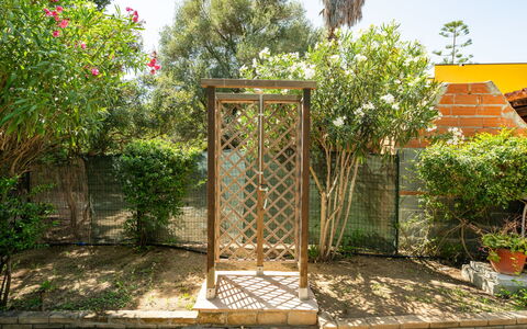 Cordolino Blu: Planta, Cielo, Puerta, Sombra, Madera, Árbol, Superficie De La Carretera, Edificio, Paisaje, Hierba