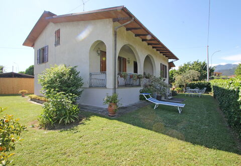 Casa Il Prato: Planta, Cielo, Propiedad, Edificio, Ventana, Árbol, El Terreno Del Lote, Puerta, Cabaña, Casa