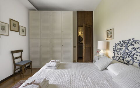 Casa Martina, Piazza Delle Erbe, San Gimignano: Cama, Mueble, Habitación, Diseño De Interiores, Lecho, Sábana, Piso, Suelo, Madera, Habitación