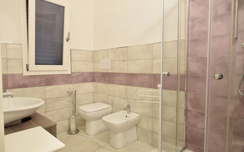 Villa Del Sole In Budoni Sea View: Asiento Del Baño, Baño, Púrpura, Baño, Arreglo De Tubería, Lavabo Del Baño, Diseño De Interiores, Suelo, Piso, Edificio