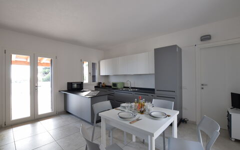 Villa Del Sole In Budoni Sea View: Mueble, Edificio, Mesa, Gabinetes, Cocina, Mostrador, Silla, Piso, Madera