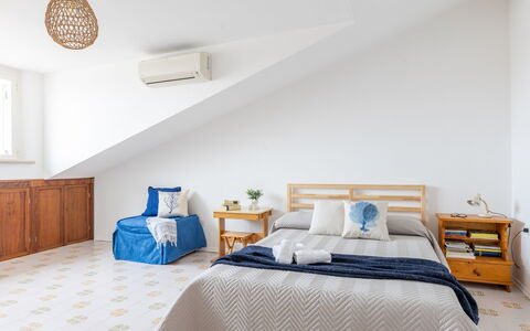 Conero Bluloft: Mueble, Diseño De Interiores, Piso, Suelo, Habitación, Madera, Cama, Habitación, Linos, Techo