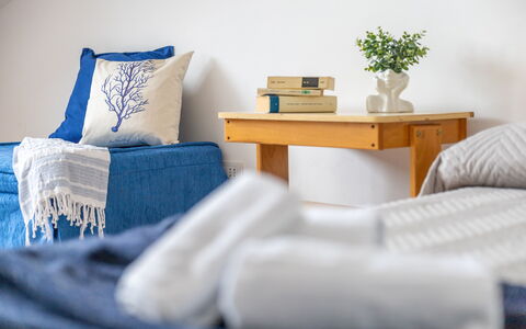 Conero Bluloft: Mueble, Diseño De Interiores, Linos, Madera, Textil, Habitación, Suelo, Cama, Habitación, Encendiendo
