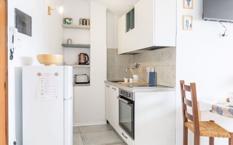 Conero Bluloft: Cocina, Mueble, Electrodoméstico, Aparato De Cocina, Mostrador, Diseño De Interiores, Madera, Piso, Gabinetes, Suelo