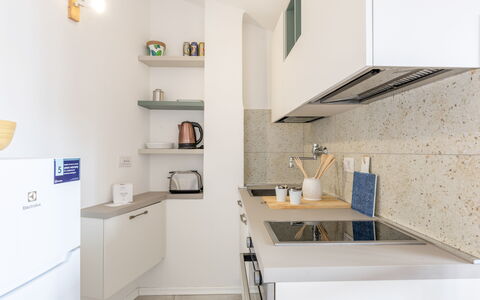 Conero Bluloft: Mostrador, Cocina, Aparato De Cocina, Diseño De Interiores, Gabinetes, Piso, Madera, Mueble, Electrodoméstico, Fregadero