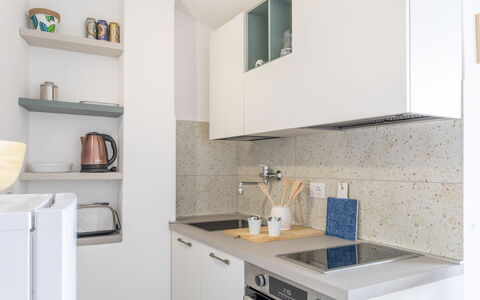 Conero Bluloft: Mostrador, Cocina, Aparato De Cocina, Diseño De Interiores, Gabinetes, Electrodoméstico, Piso, Madera, Mueble, Habitación