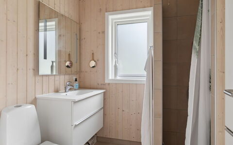 Vojdan - 600M from the Sea: Piso, Suelo, Pared, Madera, Arreglo De Tubería, Diseño De Interiores, Lavabo, Baño, Techo, Plomería
