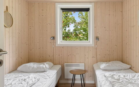 Vojdan - 600M from the Sea: Madera, Suelo, Piso, Habitación, Manchas De Madera, Tablón, Techo, Madera Dura, Cama, Suelos De Madera