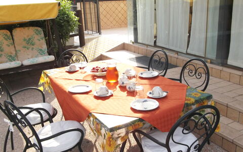 Villa Paradiso: Mesa, Mueble, Bicicleta, Propiedad, Vajilla, Silla, Mesa Al Aire Libre, Madera, Mueble Para Exteriores, Planta