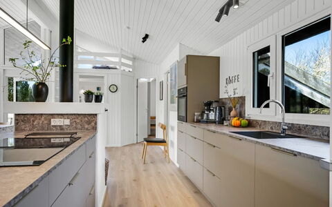 Annlisa - 1Km from the Sea: Cocina, Mostrador, Madera, Piso, Diseño De Interiores, Aparato De Cocina, Gabinetes, Techo, Electrodoméstico, Suelo